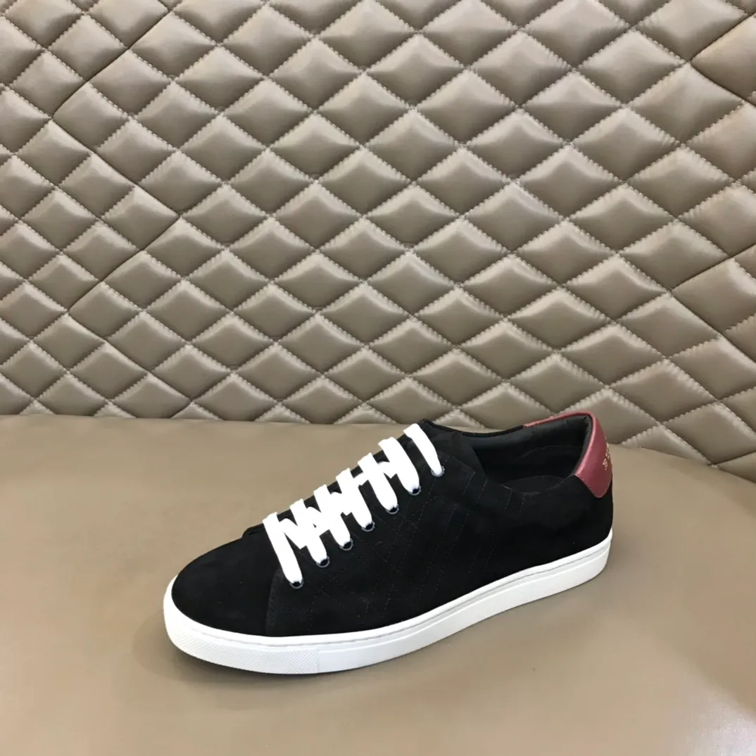 ¥380 ▫️B’s men’s classic low-top sneakers are reinterpreted in Vintage plaid cotton and cowhide materials, and decorated with a new brand logo. First-layer cowhide lining, heel decorated with Burberry lettering embossed logo, original outsole 38-45